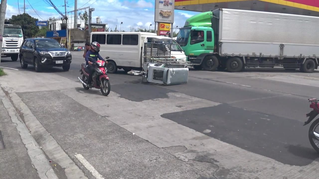 Philippines: TRIKE HITS VAN, or VAN HITS TRIKE?