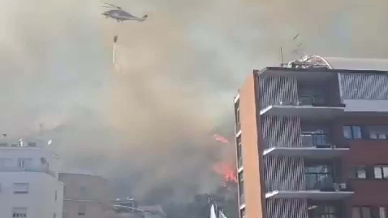 🎥A massive fire is raging in the Monte Mario Hill district of Rome, with homes