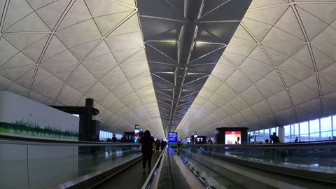 Taking the movable walkways at HKG 🇭🇰 (2019-02)