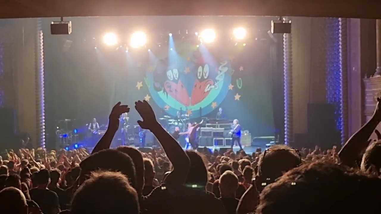 Black Crowes Smash Trespasser On Stage