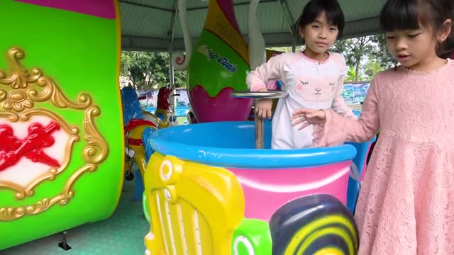 Esma e Mini Pretend reproduzem o divertido