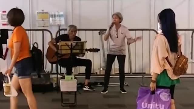 Elderly buskers surprised by viral fame,hope to spread joy with their songsоoooxx