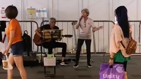 Elderly buskers surprised by viral fame,hope to spread joy with their songsоoooxx