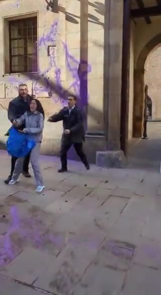 España | Activistas de Futuro Vegetal lanzan pintura morada