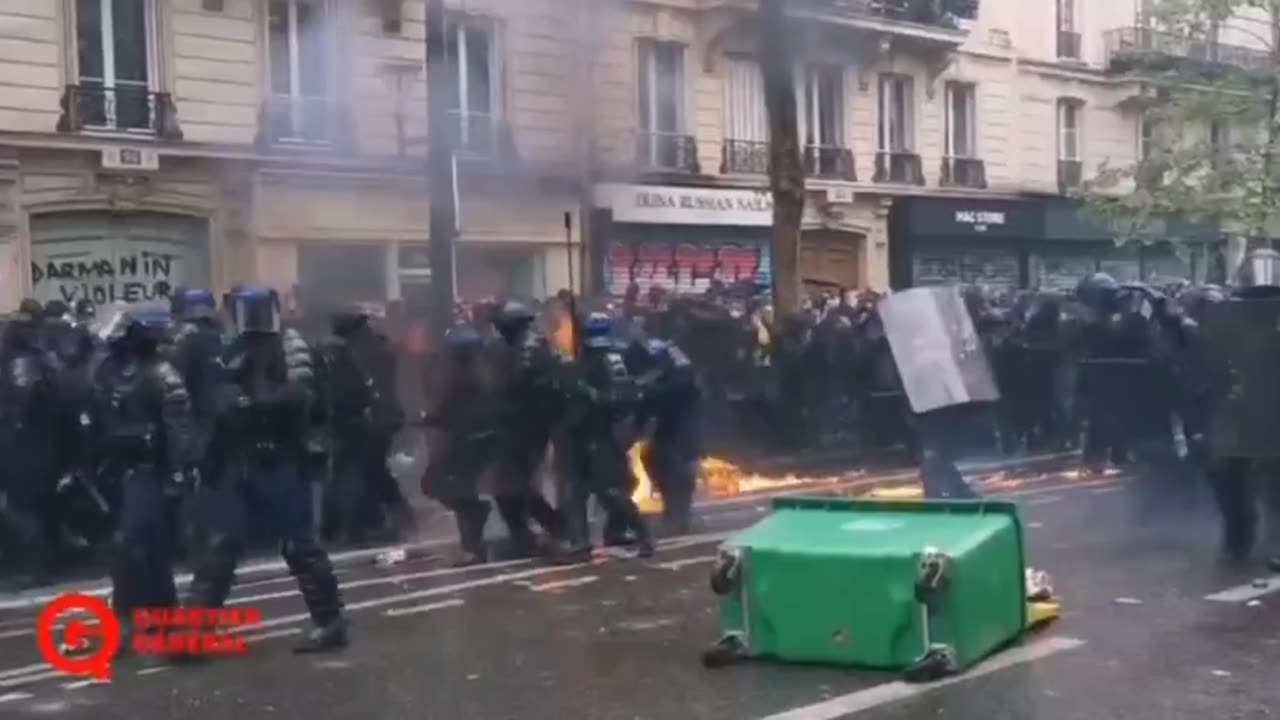 Demonstrace proti Macronovi v Paříži