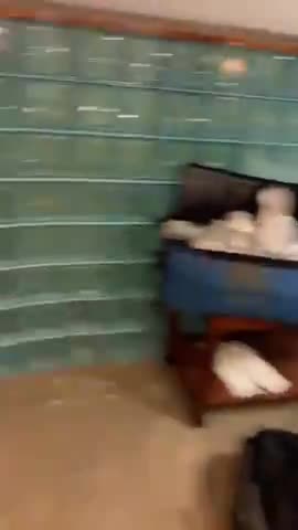 Hombre encuentra puerta y pasadizo secreto en cuarto de Hotel