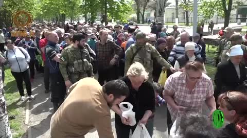 Distribuce humanitární pomoci dovezené z Čečenska v osvobozené obci Michajlovka v Záporožské oblasti