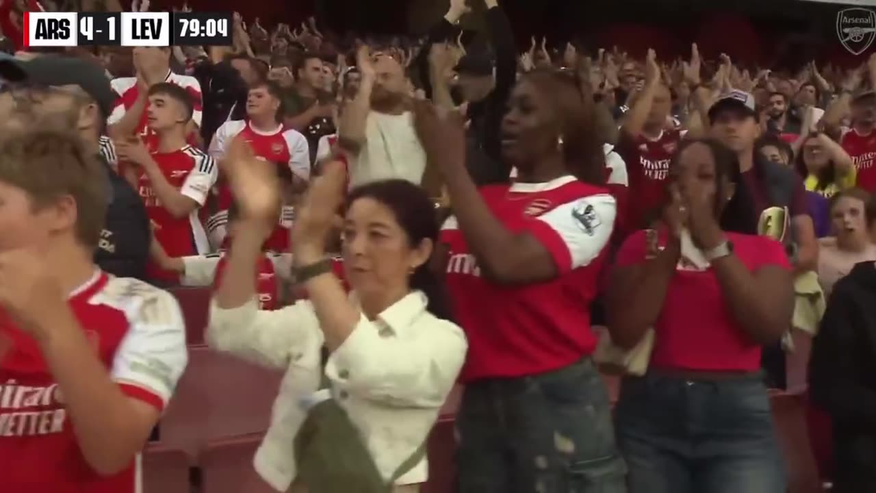 Granit Xhaka receives a standing ovation from the Emirates & a hug from Mikel Arteta