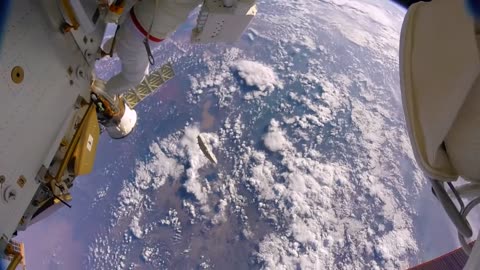 Astronautas pierden un escudo en el espacio por accidente (GoPro 8K)