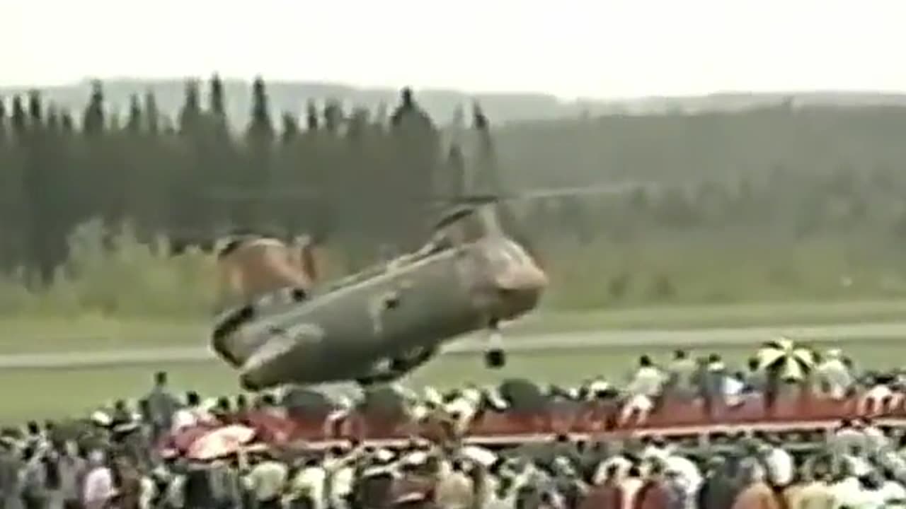 Pilot Does Crazy things with Chinook Helicopter