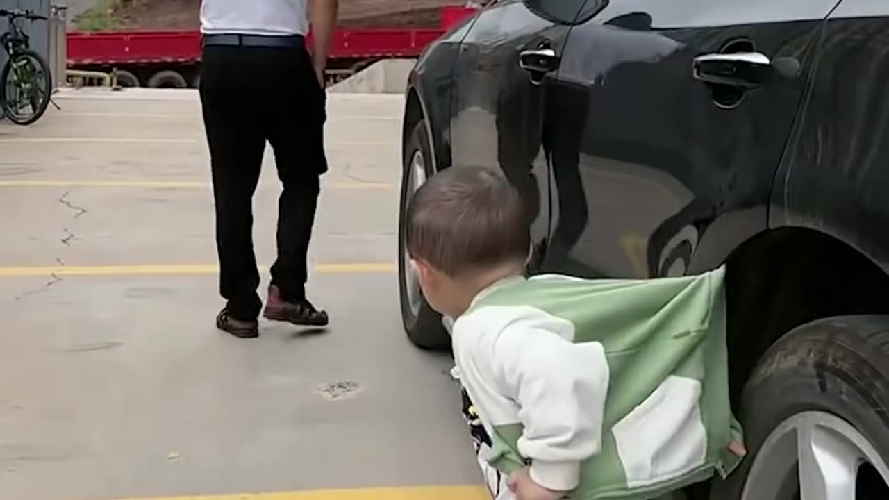 Toddlers jacket gets stuck on the car door!.hd