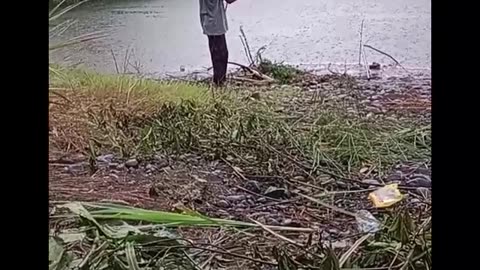 Memancing ikan, kehujanan tidak dapat ikan akhirnya melawak