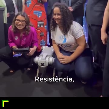 Vídeo mostra Janja fazendo carinho e pedindo beijo para cão robô