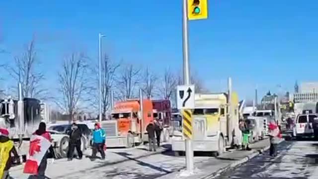Canadian Police Set up Roadblocks to Stop Trucker Protest from Participating