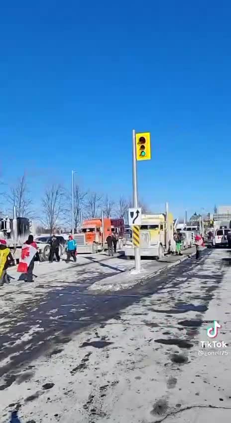 Canadian Police Set up Roadblocks to Stop Trucker Protest from Participating