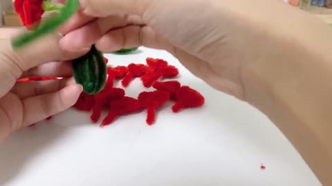 Making small gift camellias with a twist stick is the fourth step.