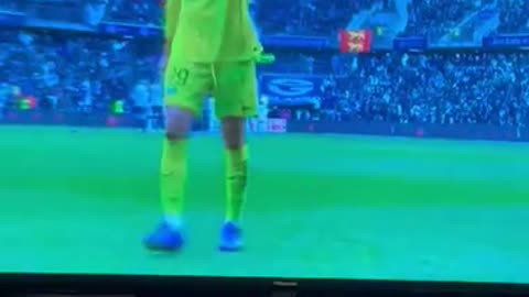 Donnarumma fluturon me stil “kung-fu” dhe lë Parisin me 10 lojtarë! - VIDEO