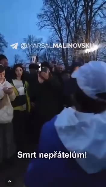 Mladí Banderovci pokřikují na pravoslavné věřící před kostely - Kufr, Nádraží, Rusko