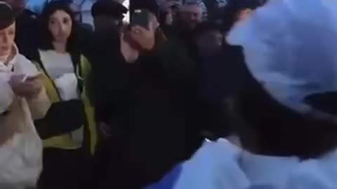 Mladí Banderovci pokřikují na pravoslavné věřící před kostely - Kufr, Nádraží, Rusko