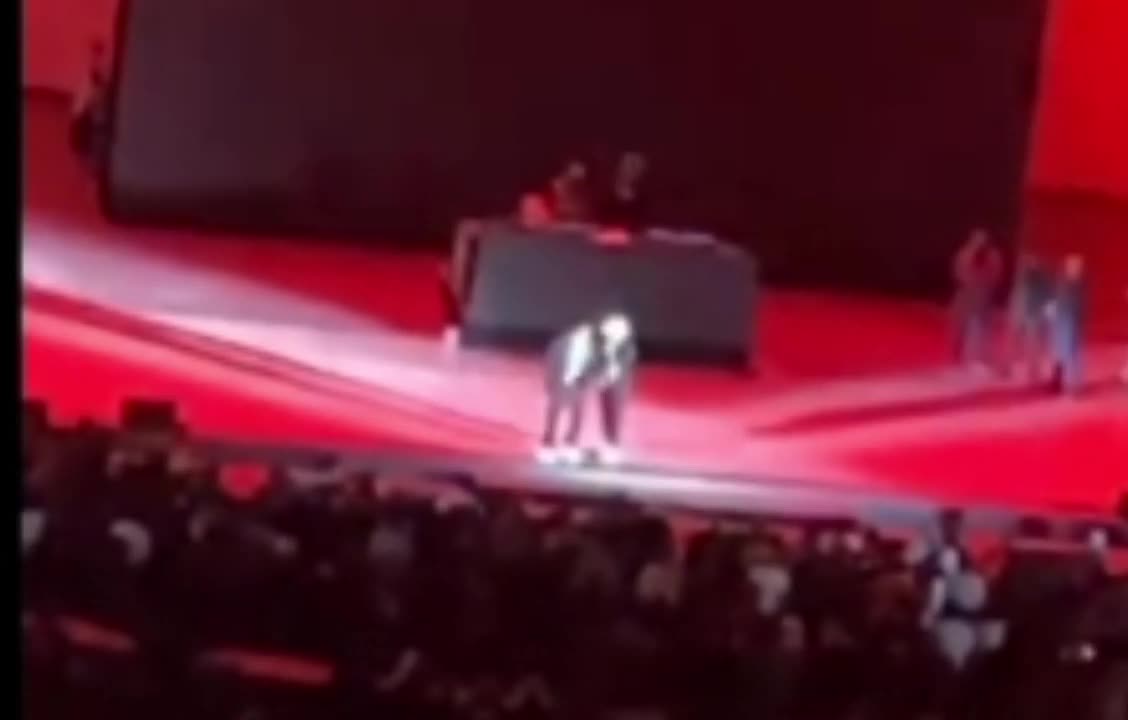 Dave Chappelle attacked on stage 2022