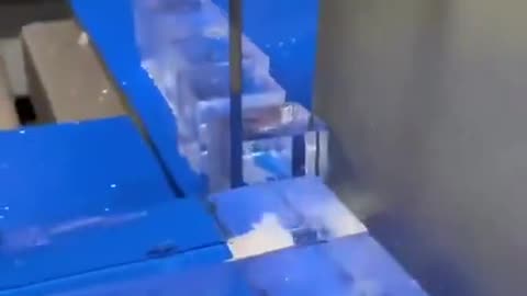 Cutting crystal clear ice cubes