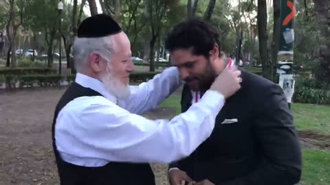 Hola amigos, estoy aquí con mi muy buen amigo, el rabino Yehuda de la Organización Zaka de Israel.