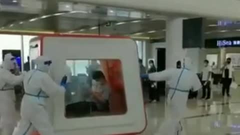 בסין אם הקוד שלך יצא אדום שולחים אותך למחנה בידוד והסגר בתוך תא נייד בעל כרחך