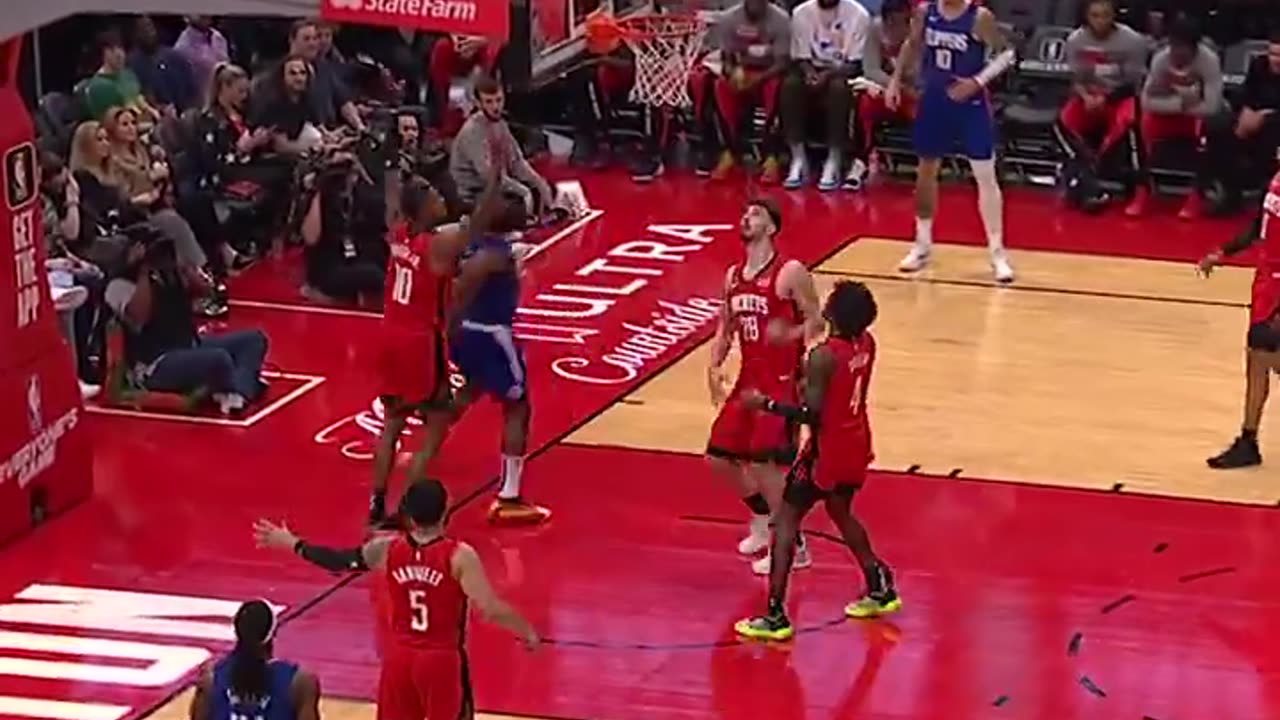 Harden Powers Through Contact for And-1! Rockets vs. Clippers