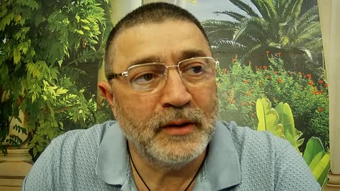 Ce mai fac ”prEstituatele”? Se prestituează, ce să facă! Pe bani grei.