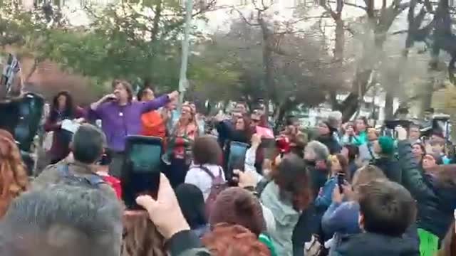 El contenido de las vacunas se declara en las plazas de Chile, valiente profesor habla