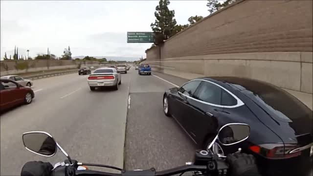 Peligroso encuentro en la ruta entre una motocicleta y un Tesla