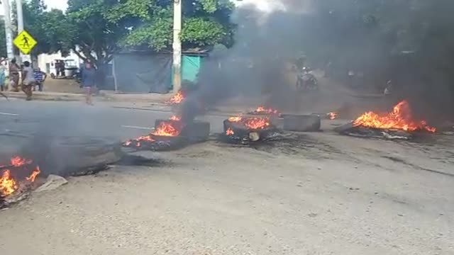 Habitantes de Arjona bloquean Troncal de Occidente por falta de luz