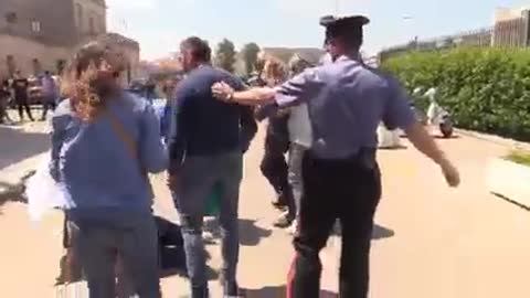 VIDEO SHOCK: BAMBINO ALLONTANATO DALLA MAMMA