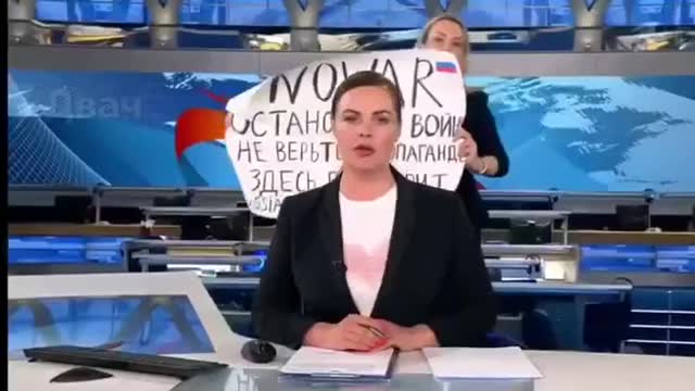 ⚡️A woman with an anti-war poster appeared in the studio of the Russian Channel