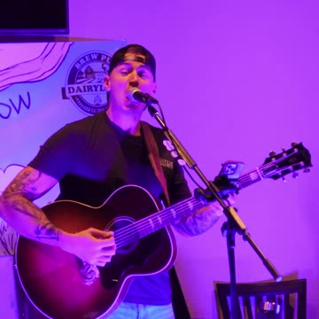 Dustin Lee singing at Dairyland Brew Pub in Appleton WI