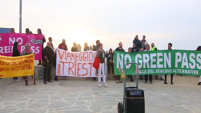 2021-10-30/08 - Corteo No Green Pass a Viareggio. Intervento dell' Avv. Marina Meruzzi