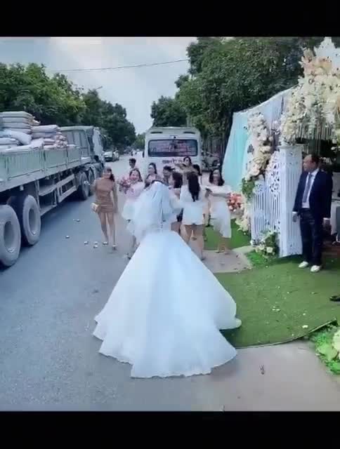 Mixing flowers and heart-pounding almost made the wedding day a sad day!