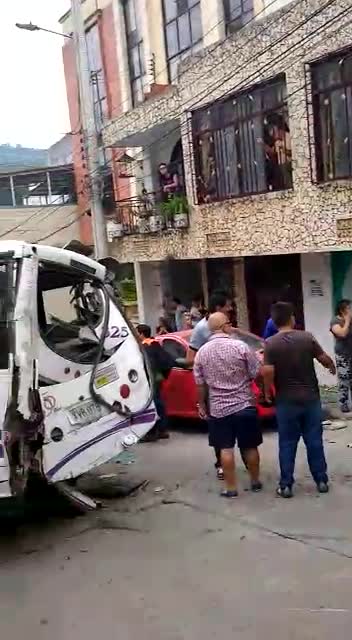 Buseta sin frenos ocasionó un accidente en San Gil