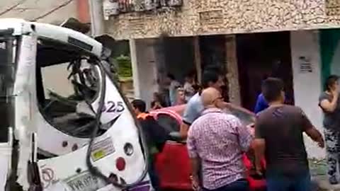 Buseta sin frenos ocasionó un accidente en San Gil