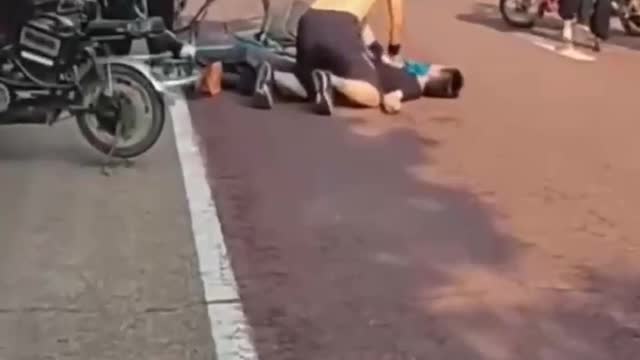 A man suddenly fainted and went into cardiac arrest! 💉🤔