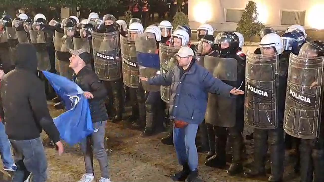 Protestues përballë kordonit të policisë tek kryeministria