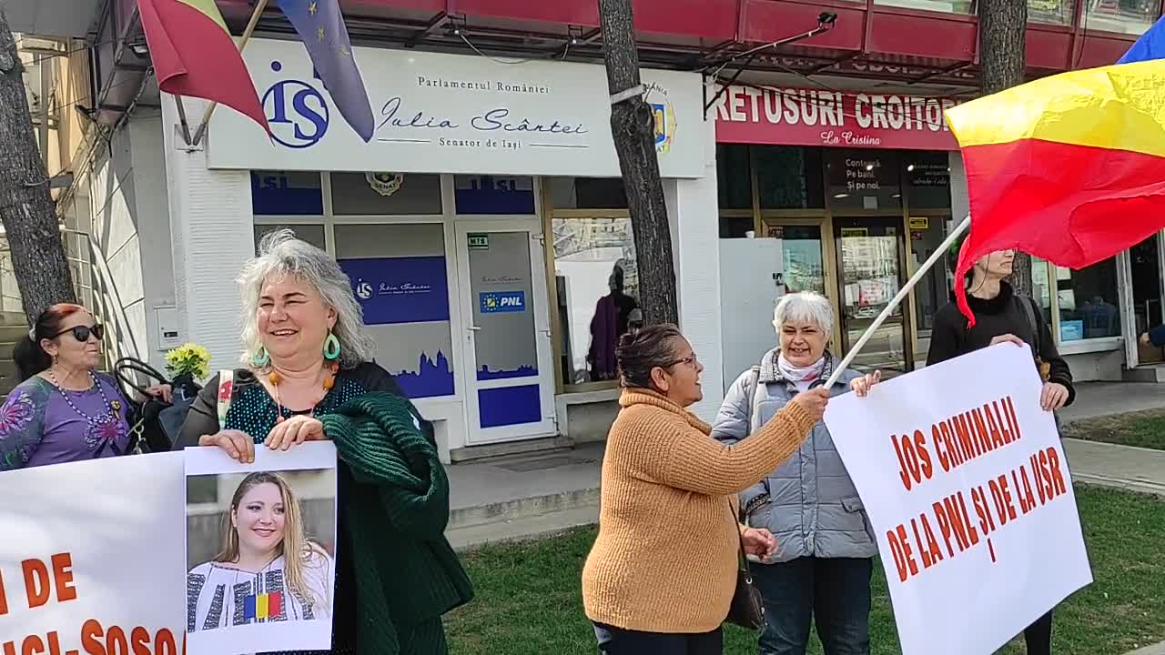 Protest pentru susținerea senatoarei Diana Iovanovici Șoșoacă la Iași, în fața sediului PNL