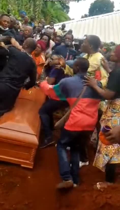 Family members quarrel badly at the moment of burying their loved one