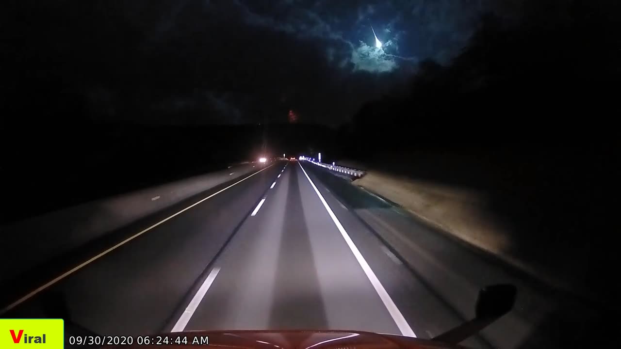 Bright Meteroid Caught on Dashcam - Crazy Dashcam Scenes