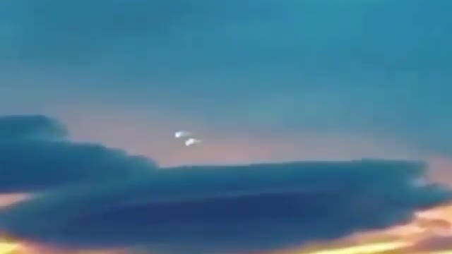 Something appears in the sky like meteorites falling, but they were UFOs