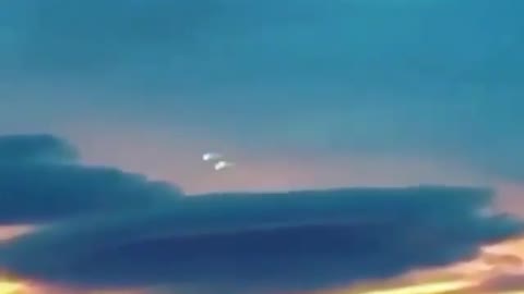 Something appears in the sky like meteorites falling, but they were UFOs