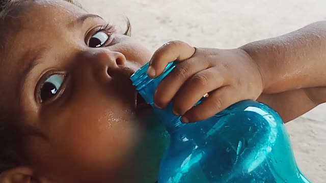 Cute baby botal se pani Pina pasand karati hai