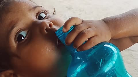 Cute baby botal se pani Pina pasand karati hai