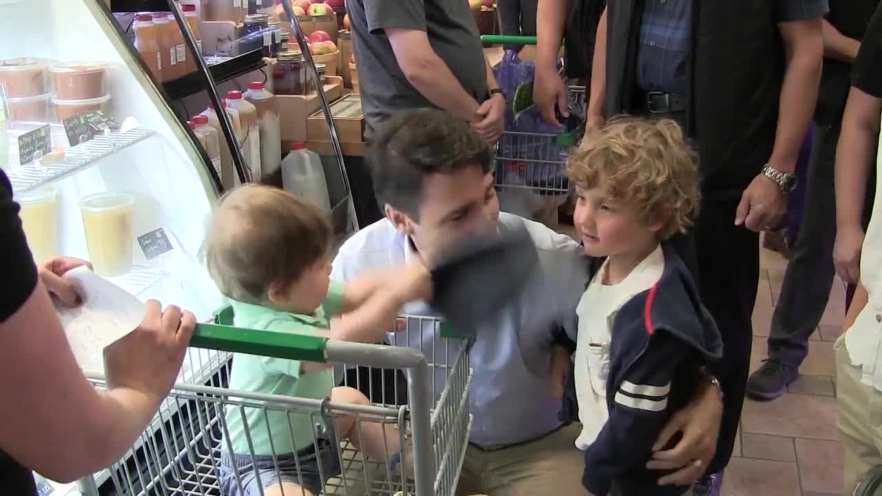 Canadian president play with baby 2022