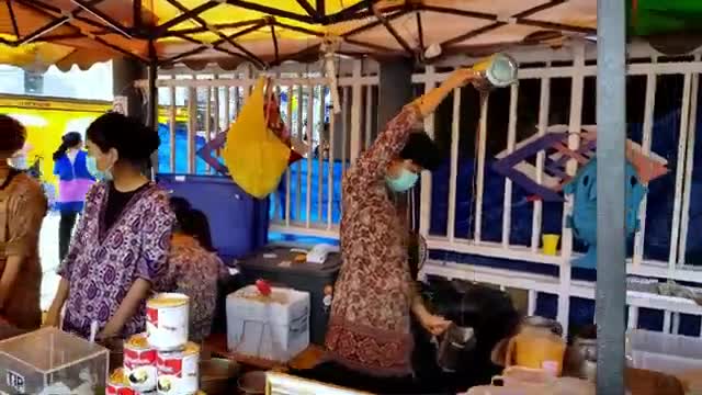 Thailand Street Food Teh Tarik Milk Tea at Jatujak Market in Bangkok - Amazing Thai Food